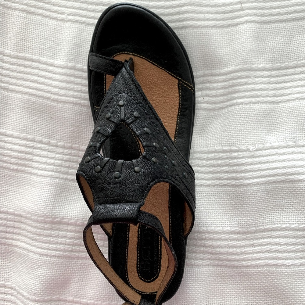 Catch the summer sale! BORN Black Leather Low Sandal with Toe Loop. Size 6
